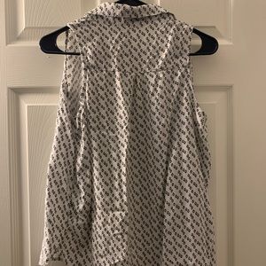 White☑️ and black🖤 pattern button up shirt!